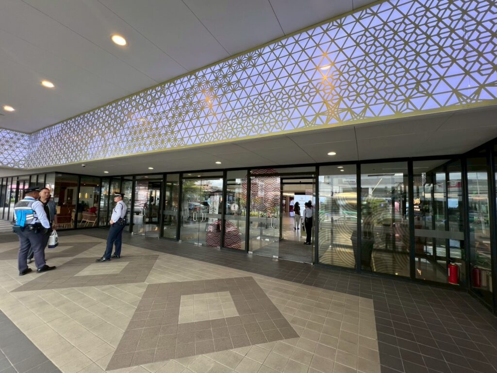 （メインエントランス）正面
