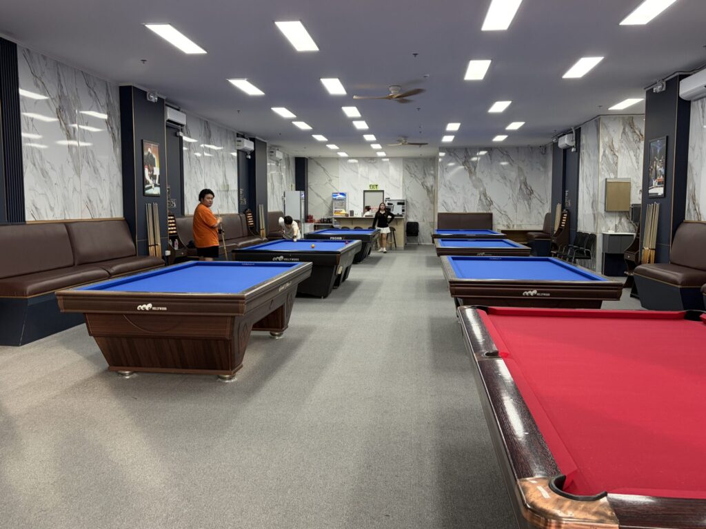 ビリヤード場